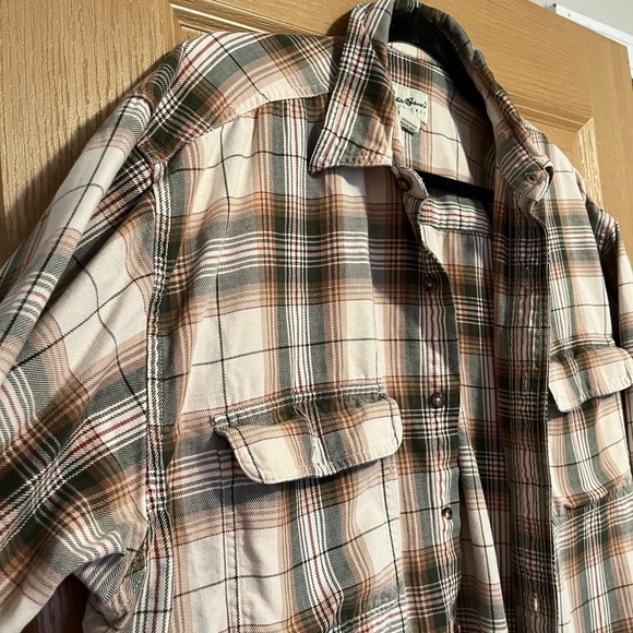 Eddie Bauer Men's Double Pocket Plaid Flannel Button Down Shirt - Picture 2 of 11